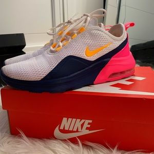 NIKE WOMENS AIR MAX MOTION 2 - WHITE